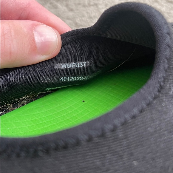 OOFOS Woman’s OOMG EEZEE Low Shoe Slip On Sneaker - Picture 7 of 7